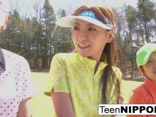 Vackra asiatiskapojke tonårs flickor spela en spel av remsan golf: högupplöst kön video- 0e