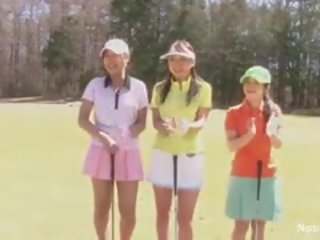 Gražu azijietiškas paauglys merginos žaisti a žaidimas apie nusirengti golfas