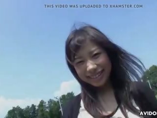 Mignonne asiatique fille se propage jambes en plein air pour agréable doigt.