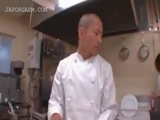 Asiatique serveuse obtient seins saisi par son patron à travail