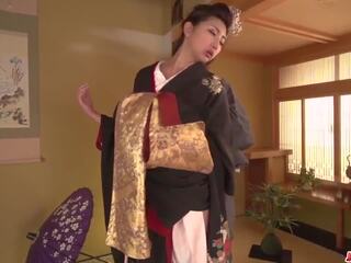 Máma jsem rád šoustat bere dolů ji kimono pro a velký čurák: volný vysoká rozlišením dospělý film 9f