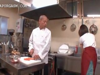 Aziatisch serveerster krijgt tieten grabbed door haar baas bij werk