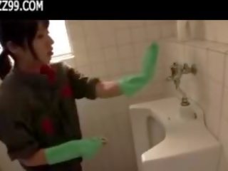 Мозайка: пленителен чистач дава маниак духане в lavatory 01