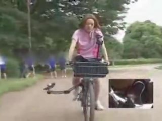 Japonesa señora masturbado mientras cabalgando un specially modified xxx película vid bike!