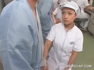 Desagradable asiática enfermera frotamiento su pacientes famélico putz