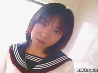 Japans adolescent rino sayaka zuigt lul in de badkamer