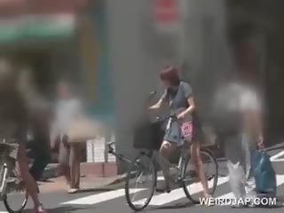 Lief aziatisch babes rijden de bike krijgen kutjes alle nat
