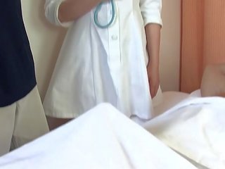 Asiática healer fode dois fellows em o hospital