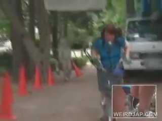 मनोरम टीन एशियन लड़कियां राइडिंग bikes मिलना पुसी सब वेट