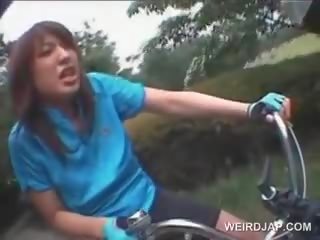 Adolescente japonesa niñas consolador follada mientras cabalgando bikes