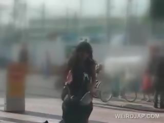 I shkëlqyer japoneze vogëlushe masturbates me dildo në të saj bike