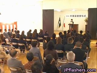 Japānieši medus laikā graduation